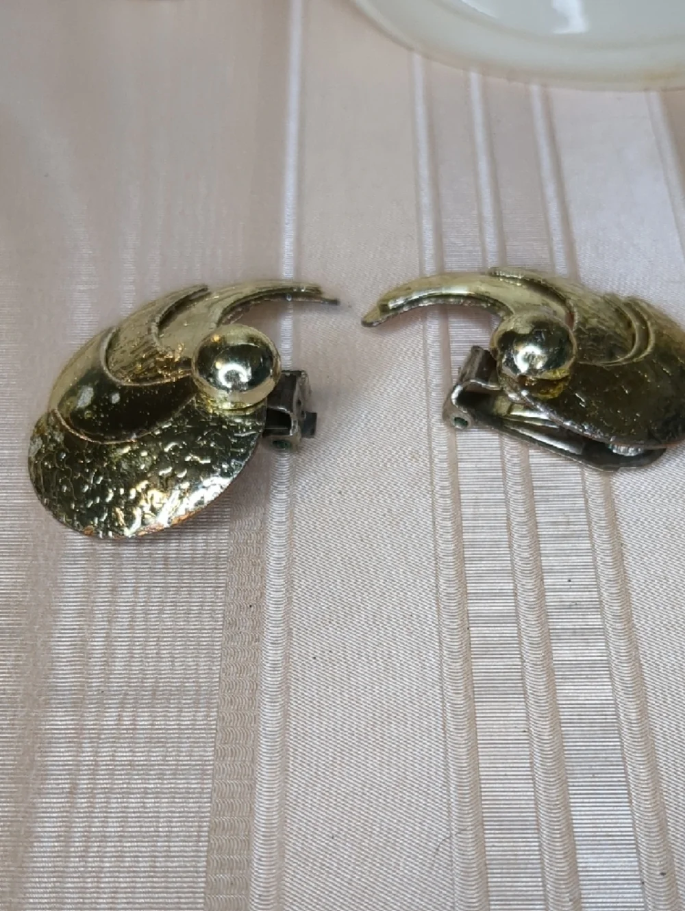 3/$15 Vintage 80s Gold Tone Fan Earrings Metal Sea Shell Style Clip-on